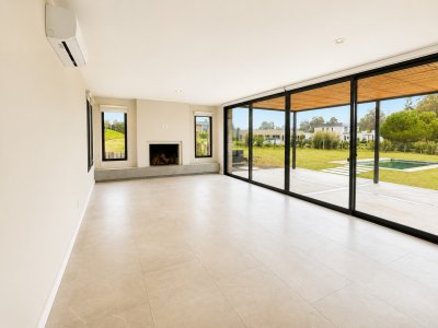 Venta de casa de 3 dormitorios, 3 baños y cuarto de servicio en Altos de la Tahona con piscina y parrillero