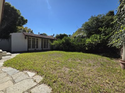 Alquiler Casa en Carrasco 5 Dormitorios Jardín y Barbacoa 