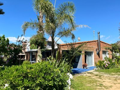 Venta casa 3 dormitorio y cabaña al fondo, Costa Azul, Rocha