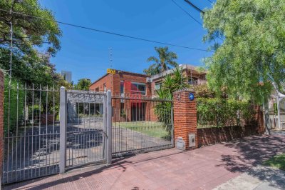 Casa en Carrasco sobre 603 m² de terreno con potencial de ampliación