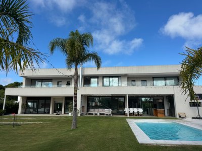 Casa de 4 dormitorios sobre lago en Viñedos de la Tahona - 1.497 m² de terreno