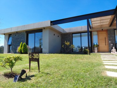Venta casa en La Juana, 3 dormitorios, 2 baños, piscina climatizada