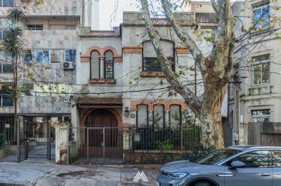 VENTA CASA DE 3 DORMITORIOS Y SERVICIO EN POCITOS
