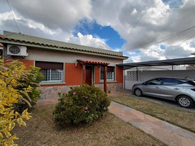 Venta casa 3 dormitorios, 2 baños, mas monoambiente, Colon