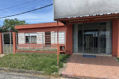 Venta Casa 3 dormitorios+ Apto+ Local+ Parrillero +Deposito+ Gge. Terreno 422m2