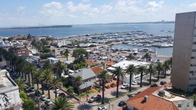 Si busca vista al Puerto de Punta del Este, esta unidad la tiene.