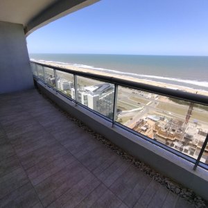 Con vista al amanecer y a 50 metros de la playa Brava 