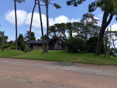 CHALET DE EXCELENTE CONSTRUCCIÓN Y AMPLIOS AMBIENTES EN LA MEJOR ZONA 