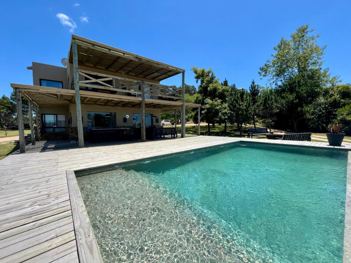 Hermosa casa ubicada en Manantiales , Pueblo Coyote.