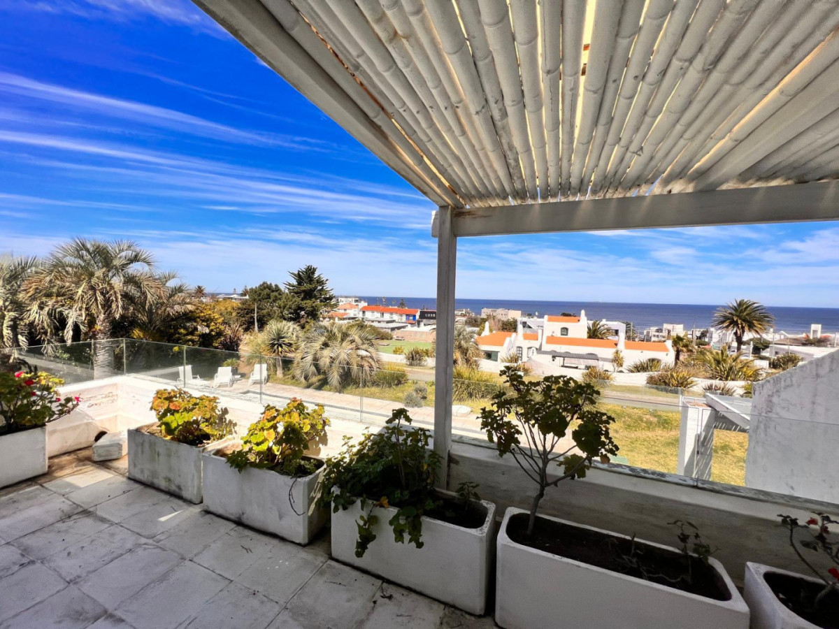 CASA EN LA BARRA CON VISTA AL MAR