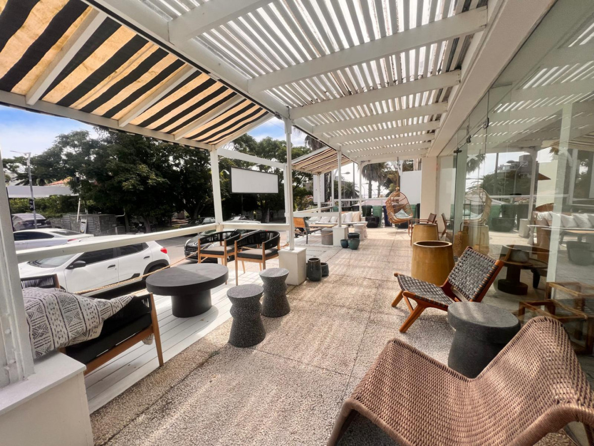 Local ubicado en punta del este LA PENINSULA, incluyendo un apartamento arriba