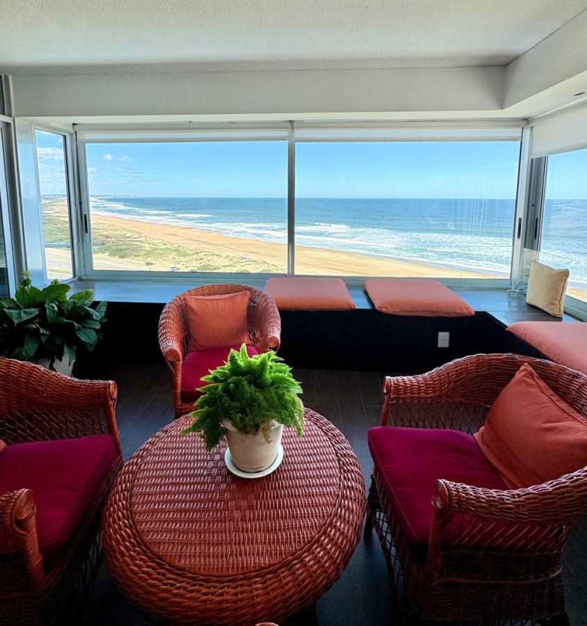 Edificio Delfín Reciclado | Primera Línea - Playa Brava, Parada 4