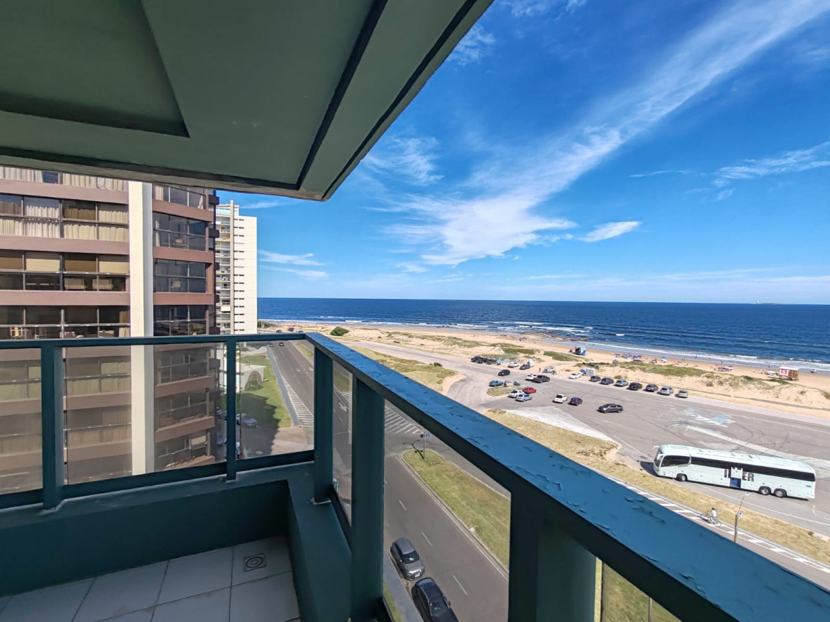 Apartamento 3 dormitorios y servicio, primera linea brava