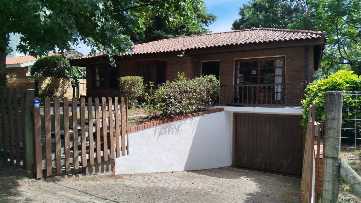 Imagen de Casa en Cantegril, Punta del Este. 4 dormitorios, terreno de 603 m²