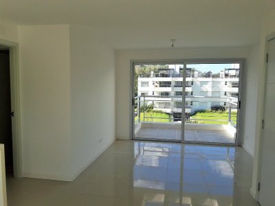 HERMOSO PENTHOUSE RECIEN REMODELADO DE DOS DORMITORIOS Y DOS BAÑOS, CON UNA AMPLIA TERRAZA CON PARRILLERO PROPIO.
