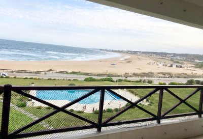 DEPARTAMENTO FRENTE A PLAYA BIKINI, EN EDIFICIO DE CATEGORIA