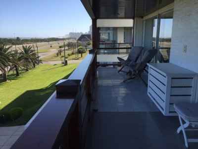 VENTA DE APARTAMENTO FRENTE AL MAR EN SAN RAFAEL  3 DORMITORIOS MAS DEPENDENCIA