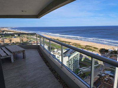 APARTAMENTO EN EDIFICIO DE CATEGORIA CON VISTA AL MAR