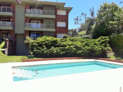APARTAMENTO EN ALQUILER CERCA DE PLAYA BRAVA, DOS DORMITORIOS, TERRAZA COMODA CON PARRILLERO PROPIO, PISCINA DE USO COMUN , COCHERA Y PORTERIA.
