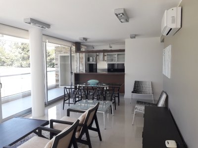 DUPLEX DE TRES DORMITORIOS, DOS TERRAZAS AMPLIAS , UNA DE ELLAS CON PARRILLERO PROPIO, UBICADO EN ZONA DE PLAYA BRAVA A METROS DEL MAR