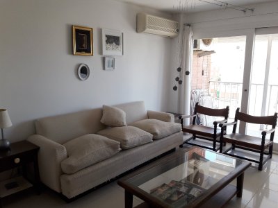 LINDO APARTAMENTO UBICADO EN PENINSULA, UN DORMITORIO, TERRAZA CON VISTA HACIA EL MAR Y MUY LUMINOSO.!!