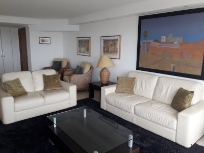 DIVINO PENTHOUSE SOBRE LA PLAYA BRAVA FRENTE AL MAR, TERRAZA DE USO EXCLUSIVO CON UN LIVING COMEDOR AMPLIO Y PARRILLERO PROPIO