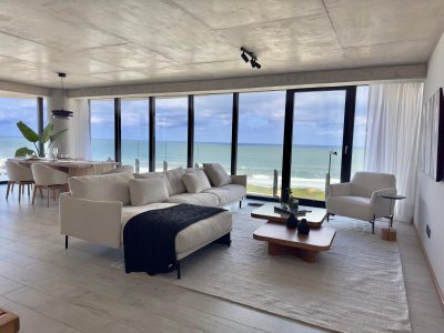 ESPECTACULAR APARTAMENTO EN SURFSIDE CON VISTAS PANORAMICAS A LA BARRA Y AL MAR