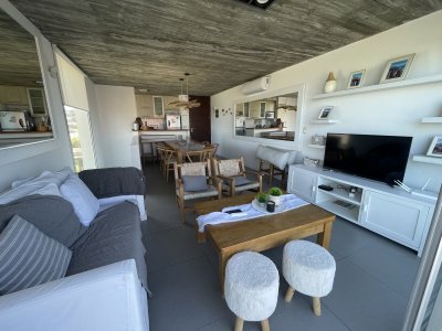 APARTAMENTO DE 3 DORMITORIOS, EN 3 NIVELES, CON INCREIBLES VISTAS AL MAR 