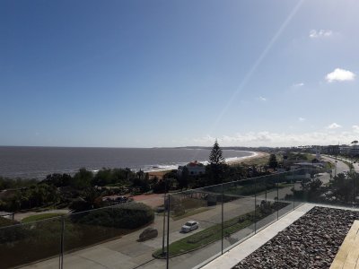APARTAMENTO UBICADO EN ZONA DE PLAYA MANSA FRENTE AL MAR, TERRAZA AL FRENTE CON MUY BUENA VISTA HACIA LA PLAYA