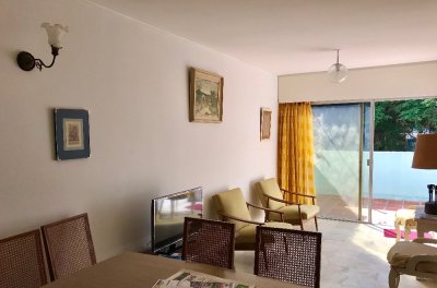 APARTAMENTO UBICADO EN PENÍNSULA  A PASOS DE GORLERO Y PLAYA, UN DORMITORIO Y MEDIO, PATIO CERRADO Y GARAGE.
