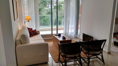 DIVINO APARTAMENTO A ESTRENAR, DOS DORMITORIOS, DOS BAÑOS, COCINA MUY BIEN EQUIPADA Y TERRAZA CON VISTA AL BOSQUE Y PARRILLERO 