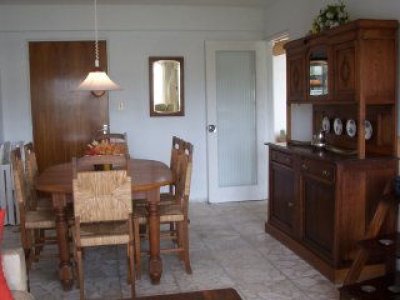 APARTAMENTO EN ALQUILER , CERCA DE PLAYAS Y SHOPPING , DOS DORMITORIOS Y MEDIO , TERRAZA Y COCHERA.