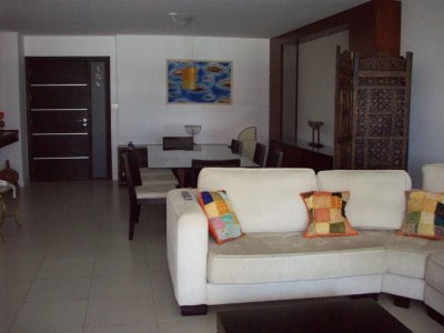 AMPLIO APARTAMENTO DE TRES DORMITORIOS Y DOS BAÑOS, CON TERRAZA Y PARRILLERO PROPIO A PASOS DE PLAYA BRAVA.