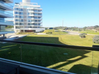 DIVINO APARTAMENTO FRENTE AL MAR , TRES SUITE CON SALIDA A TERRAZA PROPIA , AMPLIO LIVING COMEDOR, AMENITIS MUY COMPLETOS OFRECE EL EDIFICIO.