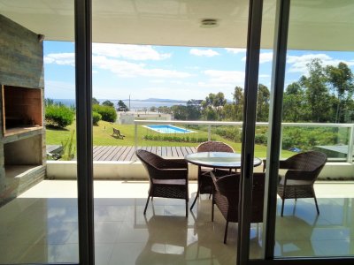DIVINO APARTAMENTO UBICADO EN PLANTA BAJA CON TERRAZA AL PARQUE , PARRILLERO PROPIO Y  VISTA PANORAMICA HACIA LA PLAYA Y PUESTA DE SOL.