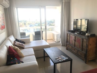 Departamento 2 dormitorios en alquiler. Balcón y garage. Amenities, Piso alto con balcón y vista. Piscina