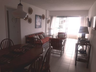 CONFORTABLE APARTAMENTO DE 2 DORMITORIOS UNO EN SUITE , TORRE CON SERVICIOS Y GARAGE