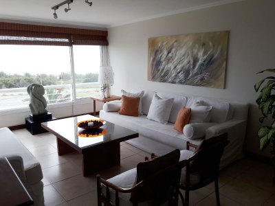 MUY LINDO APARTAMENTO FRENTE AL MAR, LIVING COMEDOR  AMPLIO CON  TERRAZA AL FRENTE Y PARRILLERO PROPIO.