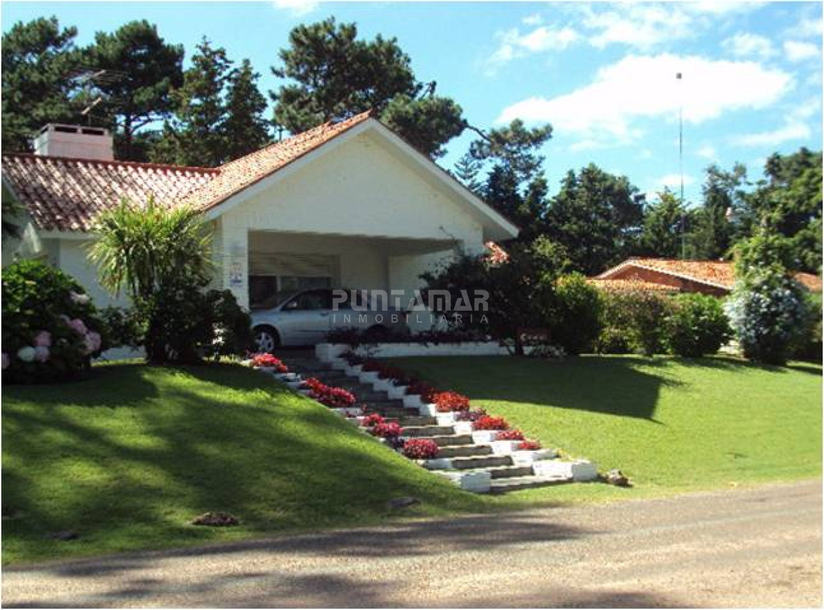 confortable y divina casa para vivir todo el aÑo , barbacoa, piscina , cuenta con 1200 m2 de terreno y 220 construidos, zona de cantegril - pmi211810c