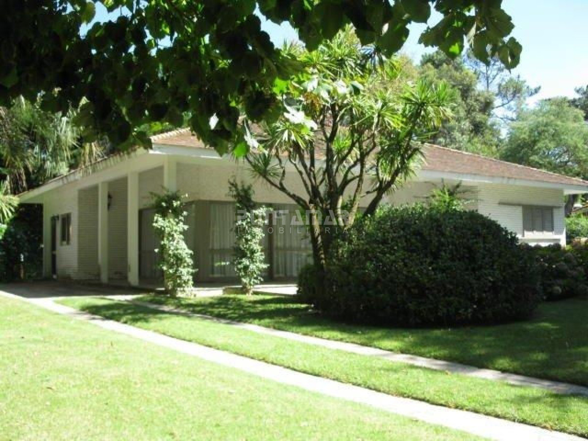 casa en alquiler en punta del este, zona golf con piscina - pmi210658c