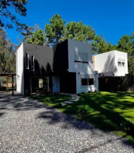 ALQUILER DE CASA EN PDA. 32 MANSA DE 3 DORMIS Y PISCINA CLIMATIZADA