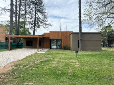 VENTA Y ALQUILER CASA A ESTRENAR EN BARRIO CERRADO LA CAÑADA - DISTRITO 52