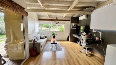 MODERNA CASA DE 4 DORMITORIOS EN VENTA EN EL BOSQUE DE MANANTIALES 