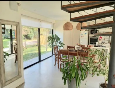 MUY LINDA CASA DE 2 PLANTAS EN SAN RAFAEL DE 4 DORMITORIOS CON PISCINA