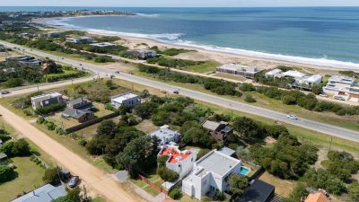 CASA EN LA JUANITA DE 4 DORMITORIOS A MINUTIOS DE JOSE IGNACIO