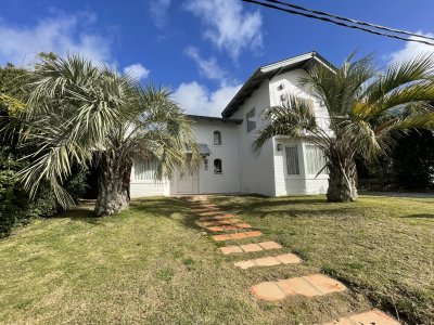 MUY LINDA CASA EN MONTOYA A MEDIA CUADRA DE LA PLAYA