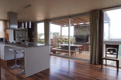 MODERNA CASA DE 4 DORMITORIOS EN EL CORAZON DE MANANTIALES 