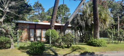 MUY LINDA CASA EN PARADA 7 DE LA MANSA, 4 DORMITORIOS, AMPLIO LIVING COMEDOR, PISCINA , GARAGE  Y PARRILLERO