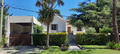 MUY LINDA CASA EN LA BARRA CON TERRAZA Y PARRILLERO