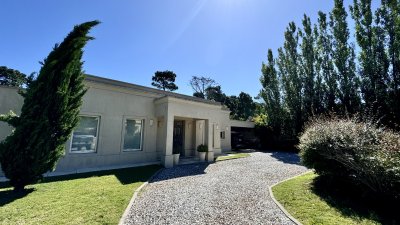 ESPECTACULAR CASA DE 4 DORMITORIOS EN SUITE EN BARRIO PRIVADO DE PUNTA DEL ESTE